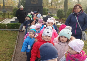 Dzieci z gr "Krasnali" i "Elfów" przed pomnikiem